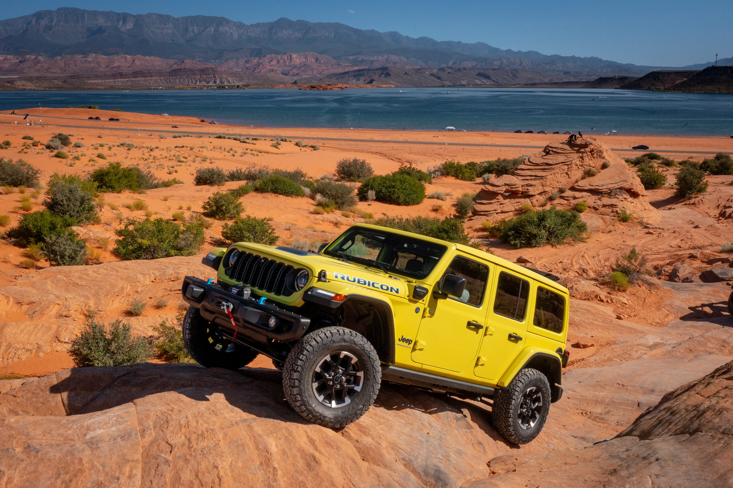 Jeep Wrangler 2024 już na drogach i poza nimi. Co nowego?