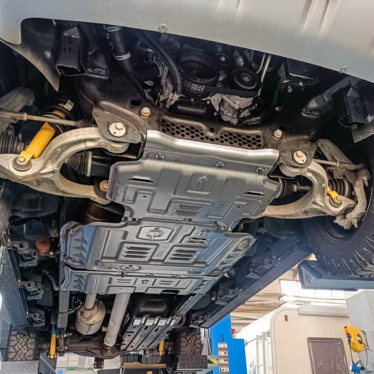 Jak chronić silnik i spód pojazdu w offroadzie? Płyty osłonowe podwozia 
