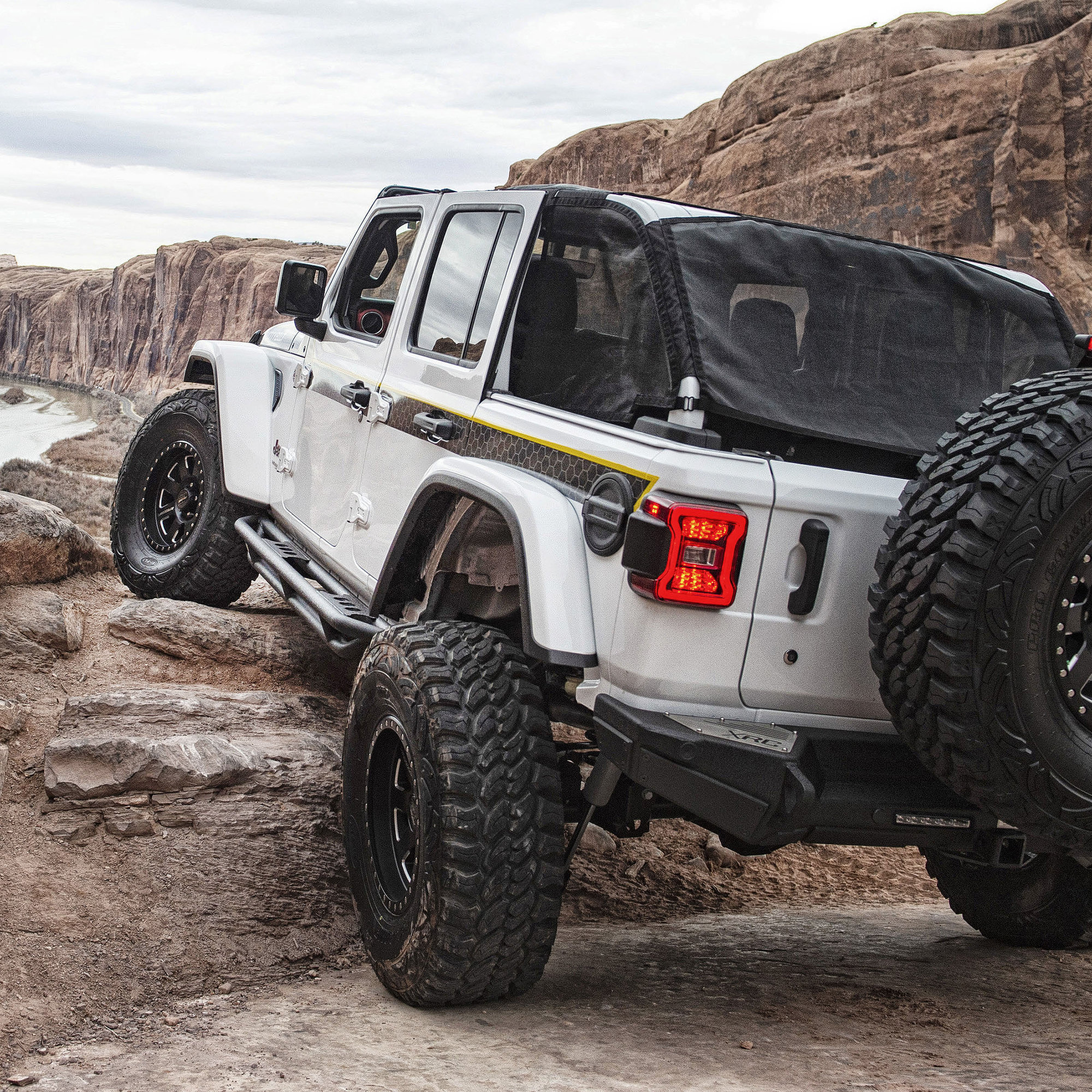 Side steps for Jeep JL. How to choose the best ones for off-roading and daily driving?